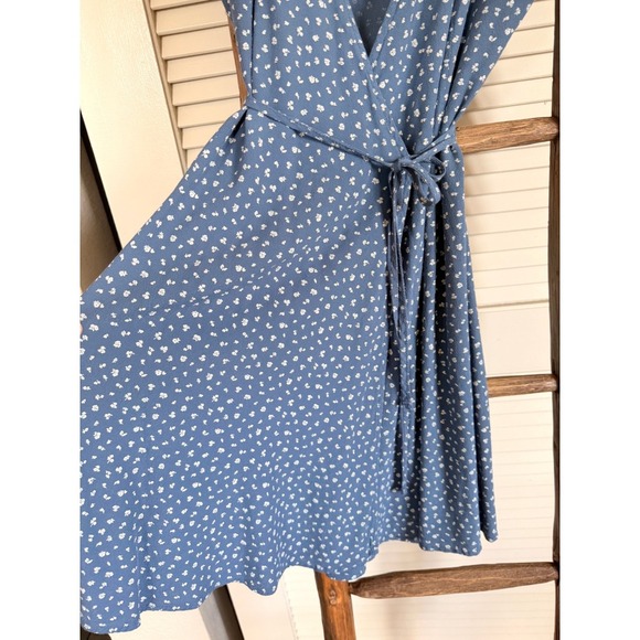 Brandy Melville Wrap Dress Blue Floral Print Short Sleeve Casual - Picture 6 of 7